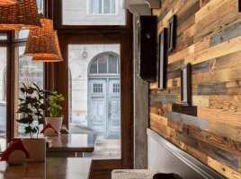 Realizace dřevěného obkladu ze staré borovice na stěně restaurace