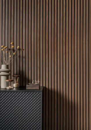 Obkladové panely s vizuálním efektem dřevěných lamel za komodou v interiéru