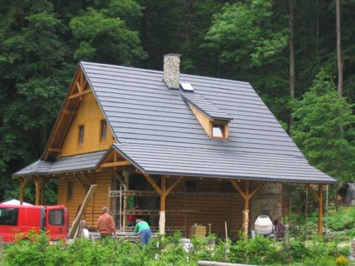 Krytiny Jánošík v porovnání s dřevěným a plastovým šindelem