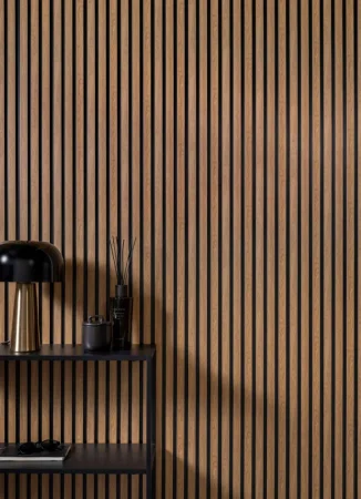 Realizace designových voděodolných lamelových panelů na stěně