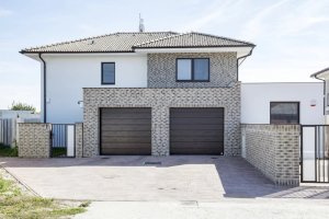 Realizace betonového obkladu RUSTIK 526 – Cihlový obklad na domě