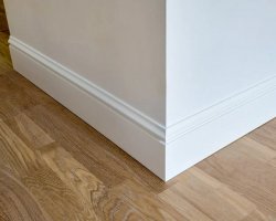 Čím se liší standardní a prémiové soklové lišty?