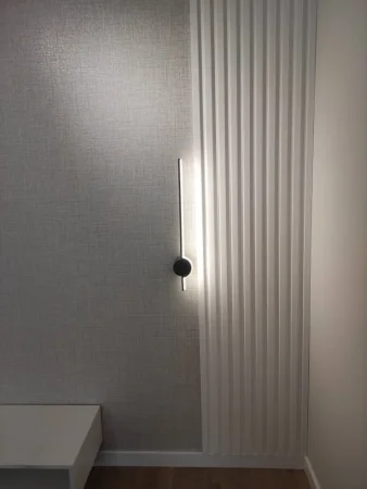 Bílé lamely jako dekorativní prvek do interiéru