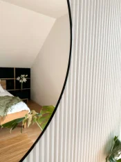 odolné bílé obkladové panely vhodné k přebarvení - za zrcadlem odolné bílé obkladové panely vhodné k přebarvení - za zrcadlem