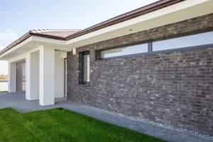 Realizace betonového obkladu COUNTRY 672 – Černobílé cihly na rodinném domě