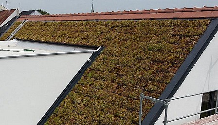 Jak reaguje materiál na změny teplot a co je doporučováno při pokládce?
