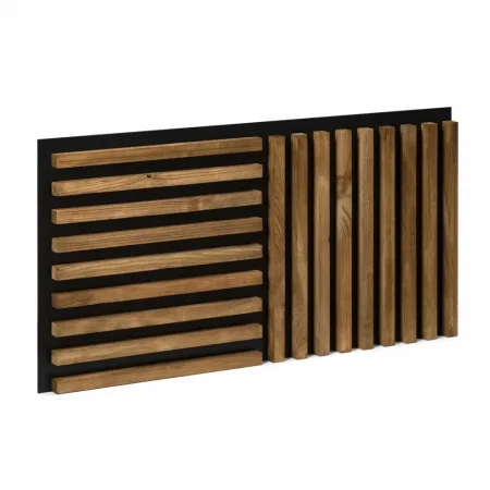 Masivní dřevěné lamely na černém podkladu seřazené horizontálně a vertikálně