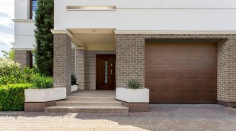 Realizace betonového obkladu CAMBRIDGE 12 – Cihly na spodním patře domu