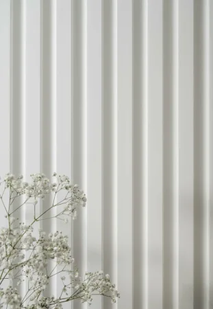 Lamelové panely z extrudovaného polymeru - bílá a odolná elegance