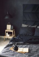 Realizace čalouněných panelů ABIES v tmavě modré variantě v ložnici