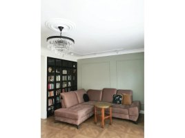 Realizace stropní rozety jako součást obývacího pokoje