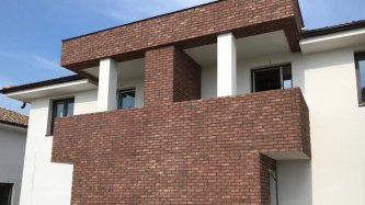 Realizace betonového obkladu CAMBRIDGE 4 – Cihlová dominanta rodinného domu