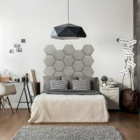 Realizace čalouněných panelů HEXAGO v šedém moderním pojetí