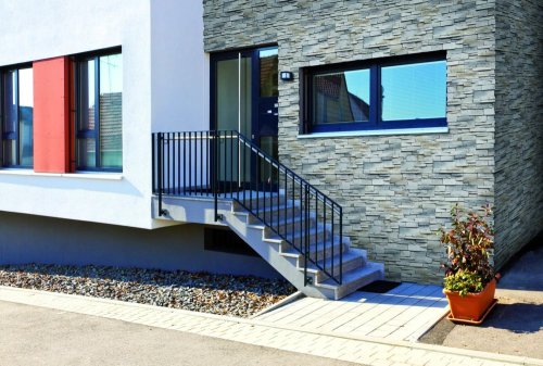 Realizace betonového obkladu GRENADA 2 – Imitace kamene na bytovém domě