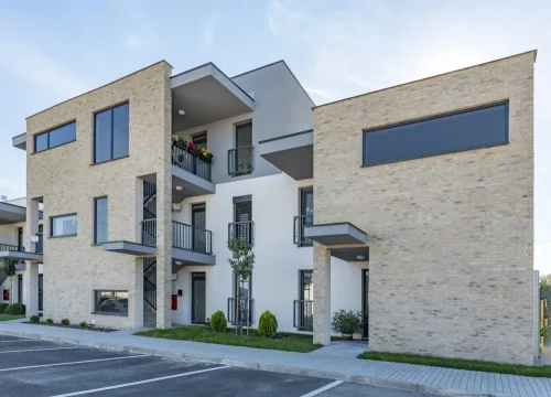 Realizace betonového obkladu CAMBRIDGE 2 – Cihlový obklad na bytovém domě