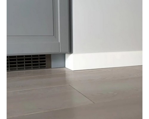 Kdy je vhodné natírat soklové lišty - před instalací na stěnu nebo po instalaci?