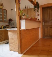 Realizace dřevěného obkladu na zeď v kuchyni na kuchyňském pultu