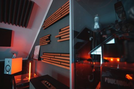 Akustický panel - masivní dřevěné lamely na akustickém podkladu