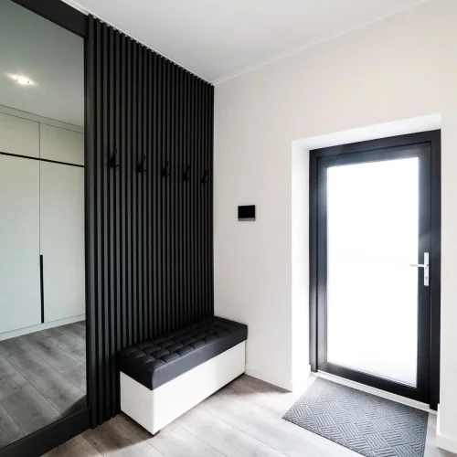 Realizace dřevěných lamel LINEA SLIM 3 – Černá dominanta vstupní chodby
