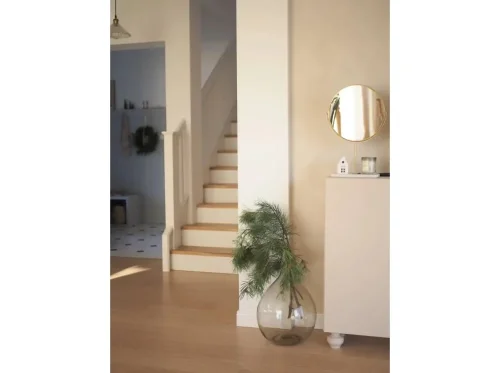 Realizace hladké podlahové lišty v patrovém domě