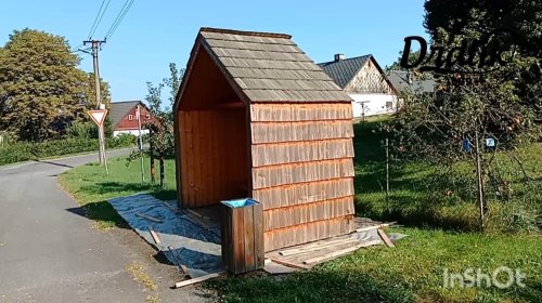 Nátěr dřevěného šindele na zastávce Karbolineem Extra