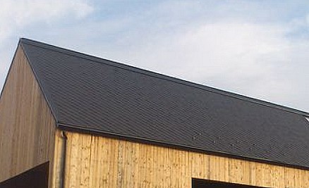 Jak řešit vzlínání vody pod okrajem šablon střešní krytiny EUREKO CPS?