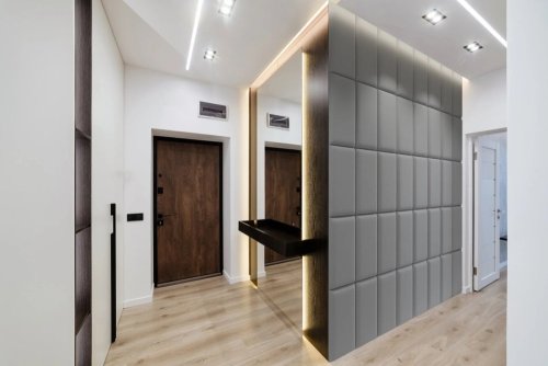 Realizace čalouněných panelů BASIC – Šedé obdélníky na chodbě