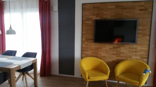 Realizace dřevěného obkladu v prostoru za televizí