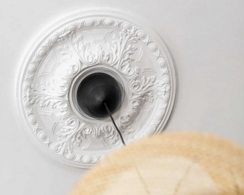 Může být součástí rozety také kryt lustru?