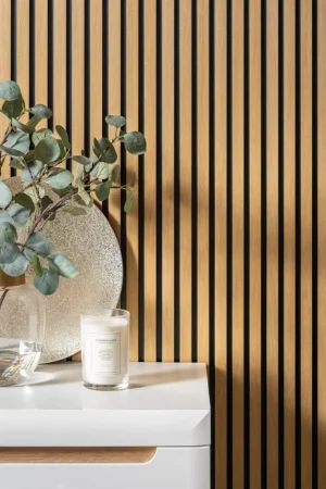 Realizace voděodolných lamelových panelů umístěných v interiéru za komodou