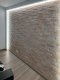 Realizace dřevěného obkladu v obýváku pomocí 3D vintage lamel