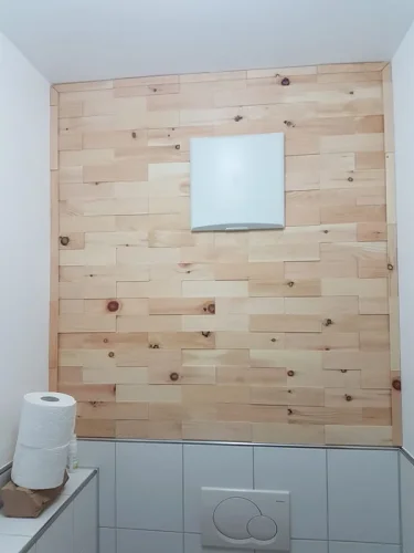 Realizace dřevěného obkladu z borovice na toaletě