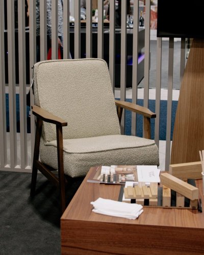 Realizace stěny z úzkých lamel v showroomu