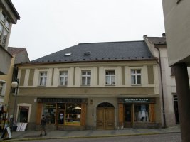 Realizace plastové střešní krytiny na domě v malebné uličce