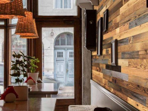 Realizace dřevěného obkladu ze staré borovice na stěně restaurace