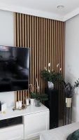 Realizace obkladu z dubových lamel na stěně v obýváku