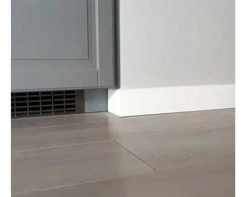 Kdy je vhodné natírat soklové lišty - před instalací na stěnu nebo po instalaci?