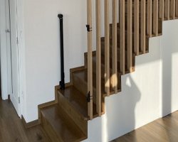 Je možné použít lamelovou dělící příčku jako zábradlí ke schodišti?