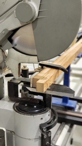 Služba řezání lamel - do košíku vložte pouze 1x nezávisle na počtu lamel, které potřebujete zkrátit