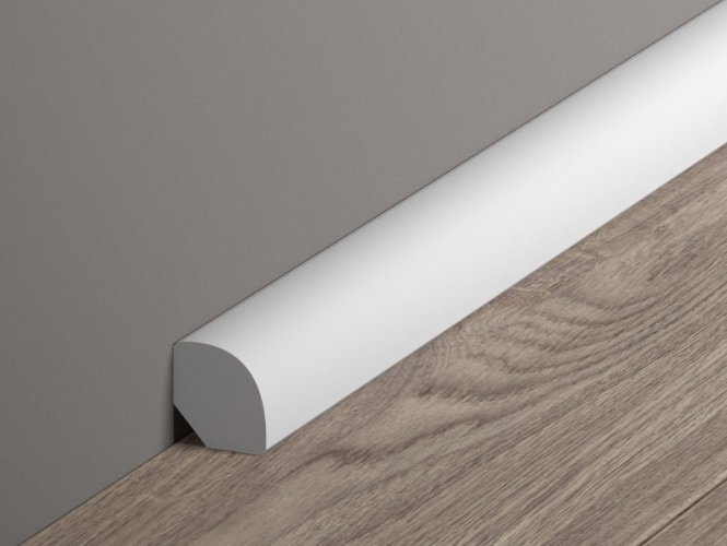 Podlahová lišta – PREMIUM, tvrdý plast PolyForce (HD Polymér), kvalitný biely lak (finálny povrch), 18 x 18 x 2000 mm