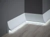 Podlahová LED osvětlovací lišta – PREMIUM, NEPŘÍMÉ OSVĚTLENÍ, tvrdý plast PolyForce (HD Polymer), kvalitní bílý lak (finální povrch), 93 x 40 x 2000 mm