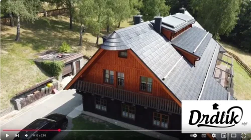 Záběr z dronu: Plastový šindel EUREKO DDS II na stavbě KOLIBA