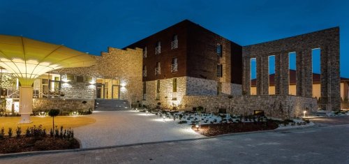 Realizace betonového obkladu CALABRIA 1 – Přírodní vápenec na hotelu