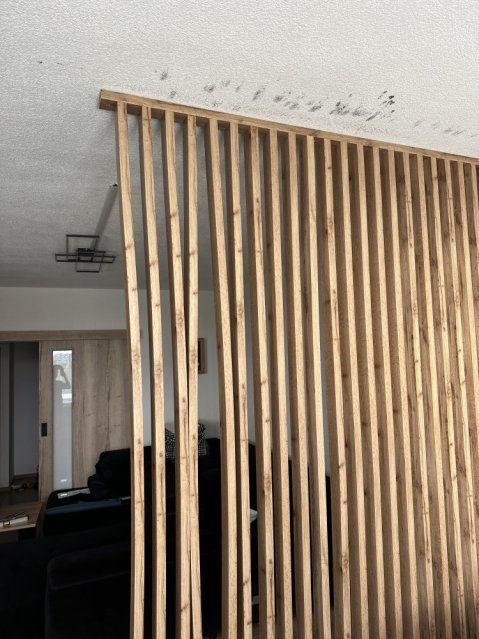 Špatně vyrobená lamelová dělící stěna