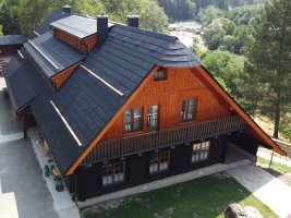 Realizace střechy – Plastový šindel na rozlehlé chalupě