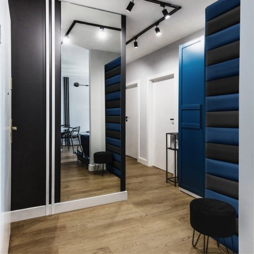 Realizace čalouněných panelů LOUNGE v modročerném podání