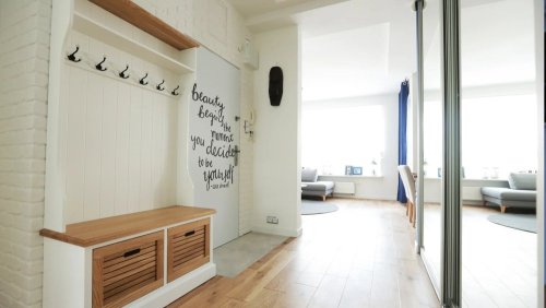 Realizace sádrového obkladu LOFT 1 na vstupní chodbě malého bytu