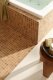 Realizace obkladu kolem vany za pomoci 2D dřevěné mozaiky z dubu