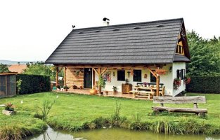 Realizace plastové krytiny – Jednoduchá a stylová chaloupka