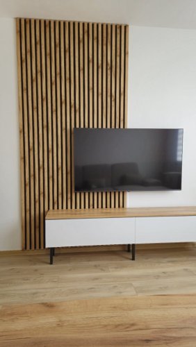 Realizace akustických panelu - v dekoru sukovatého dubu